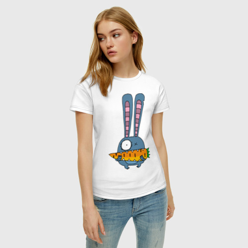 Женская футболка с принтом Заяц с морковкой, фото на моделе #1