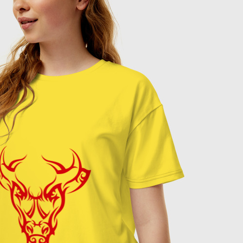 Женская футболка oversize с принтом Красный бык, фото на моделе #1