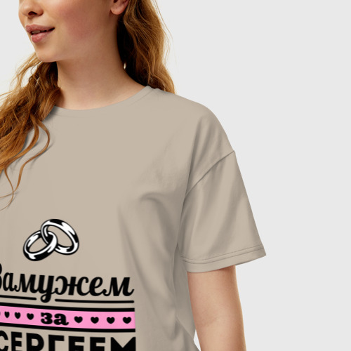 Женская футболка хлопок Oversize с принтом Замужем за Сергеем, фото на моделе #1