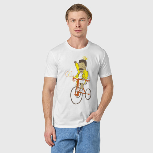 Мужская футболка хлопок с принтом Фредди на велосипеде, фото на моделе #1