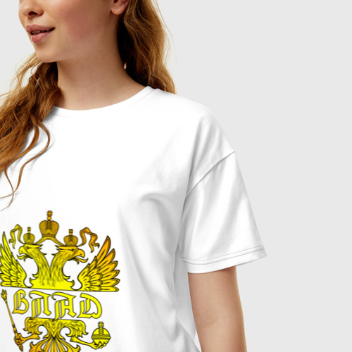Женская футболка oversize с принтом Влад в золотом гербе РФ, фото на моделе #1