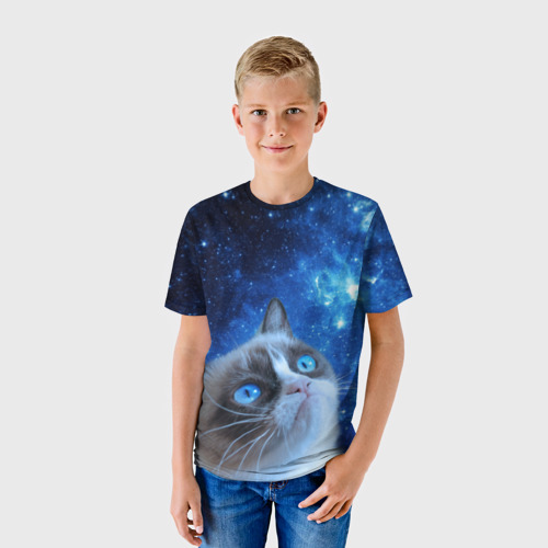 Детская футболка 3D с принтом Сердитый кот в космосе, фото на моделе #1