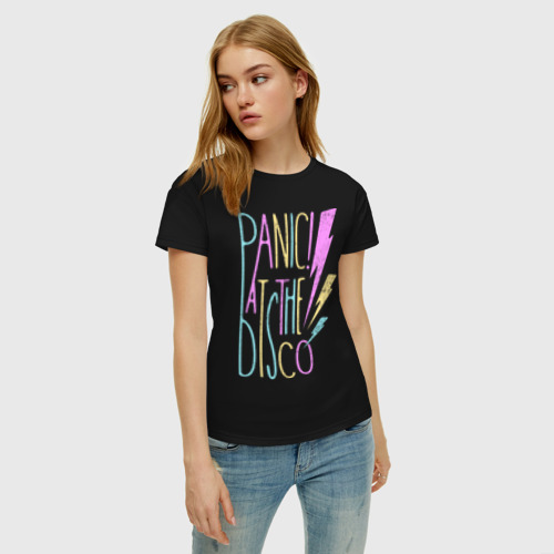 Женская футболка хлопок с принтом Panic! At the Disco, фото на моделе #1