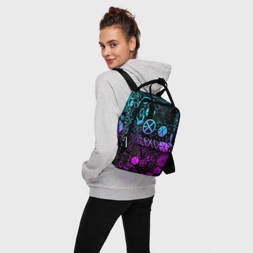 Женский рюкзак 3D с принтом EXO BAND LOGOBOMBING, вид сбоку #3