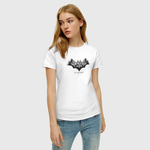 Женская футболка с принтом Batman 80th Anniversary, фото на моделе #1