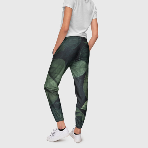 Женские брюки 3D с принтом Лесная маскировка, вид сзади #2