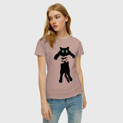 Женская футболка с принтом Черный кот в руках, фото на моделе #1