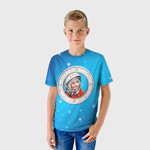 Детская футболка 3D с принтом Улыбка Юрия Гагарина голубое небо, фото на моделе #1