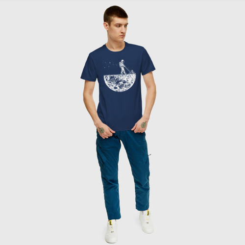 Мужская футболка с принтом Стрижет луну, вид сбоку #3
