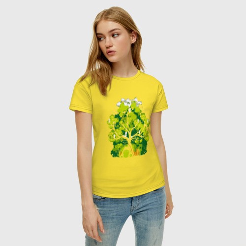 Женская футболка хлопок с принтом Тоторо под деревом, фото на моделе #1