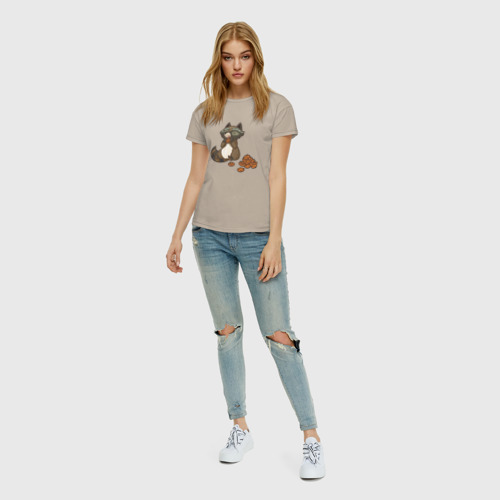 Женская футболка хлопок с принтом Енот и печеньки, вид сбоку #3