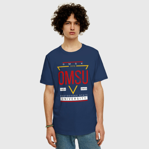 Мужская футболка хлопок Oversize с принтом OmSU, фото на моделе #1
