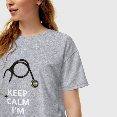 Женская футболка хлопок Oversize с принтом Keep calm I'm a Doctor, фото на моделе #1