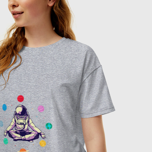 Женская футболка хлопок Oversize с принтом Космонавт с планетами, фото на моделе #1