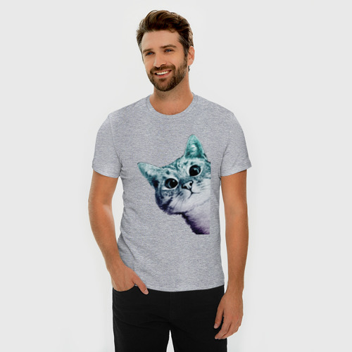 Мужская футболка хлопок Slim с принтом Любопытный кот, фото на моделе #1