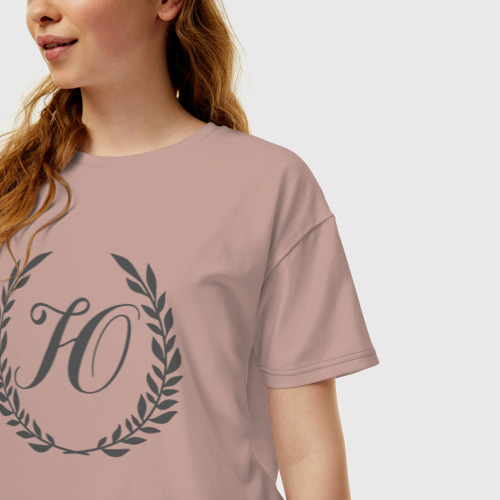 Женская футболка хлопок Oversize с принтом Монограмма с буквой Ю, фото на моделе #1