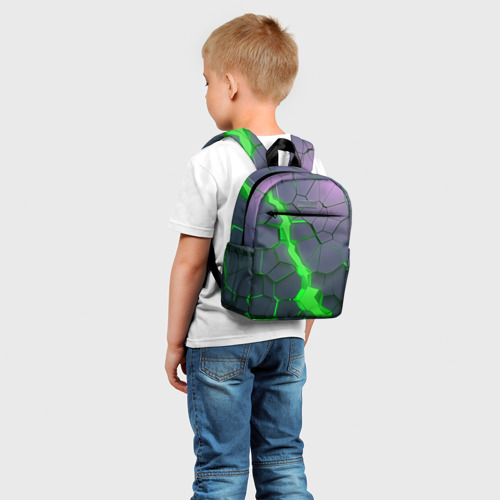 Детский рюкзак 3D с принтом ЗЕЛЕНЫЙ РАЗЛОМ | 3Д РАЗЛОМ, фото на моделе #1