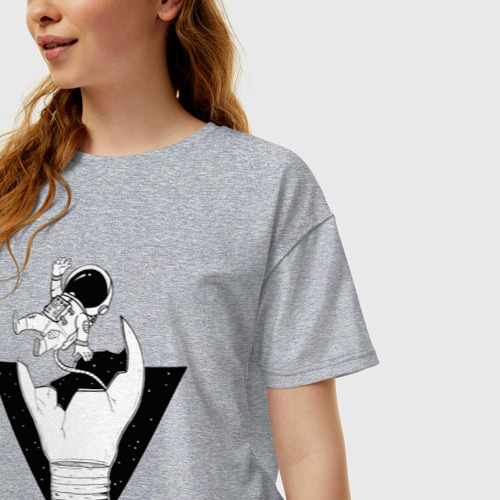 Женская футболка хлопок Oversize с принтом Космонавт падает, фото на моделе #1