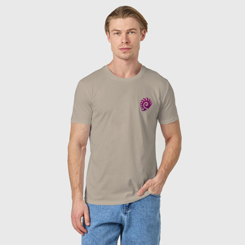 Мужская футболка хлопок с принтом Zerg logo mini | Purple, фото на моделе #1