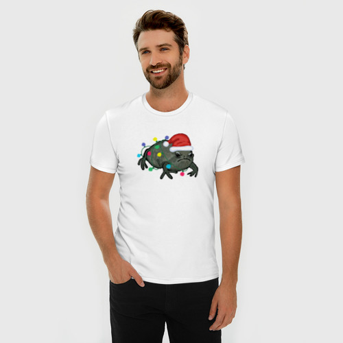 Мужская футболка хлопок Slim с принтом Недовольная лягуха в Новый Год, фото на моделе #1