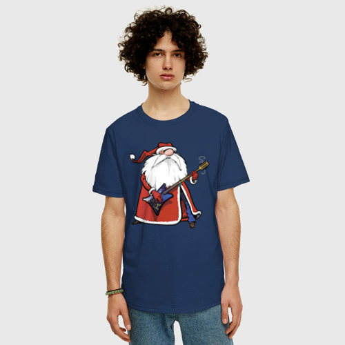 Мужская футболка хлопок Oversize с принтом Дед Мороз гитарист, фото на моделе #1