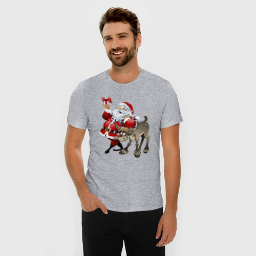 Мужская футболка хлопок Slim с принтом Прикольный дедуля с подарком и олень, фото на моделе #1