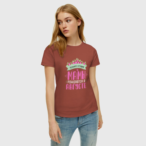 Женская футболка с принтом Лучшие мамы рождаются в августе, фото на моделе #1