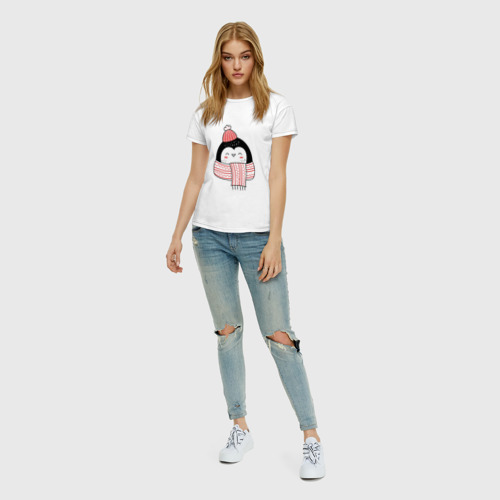 Женская футболка с принтом МИЛЫЙ НОВОГОДНИЙ ПИНГВИН В ШАПКЕ, вид сбоку #3