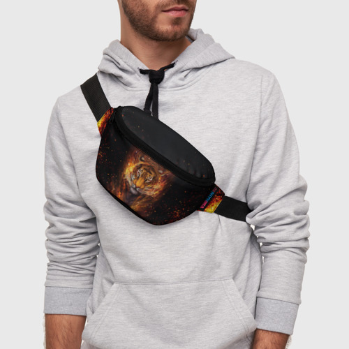 Поясная сумка 3D с принтом Огненный тигр / Сила огня, фото на моделе #1