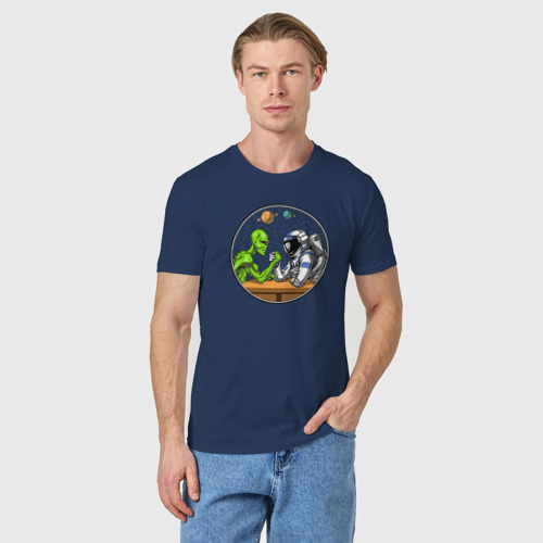 Мужская футболка хлопок с принтом Армрестлинг пришелец против космонавта, фото на моделе #1
