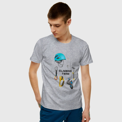 Мужская футболка с принтом Снаряжение для альпинизма, фото на моделе #1
