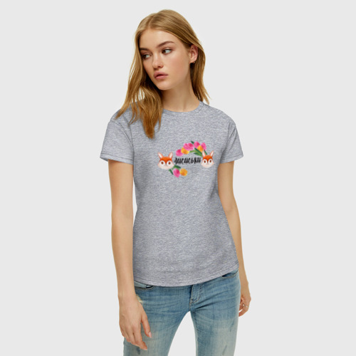 Женская футболка хлопок с принтом Лисиськи Лисы с цветами, фото на моделе #1