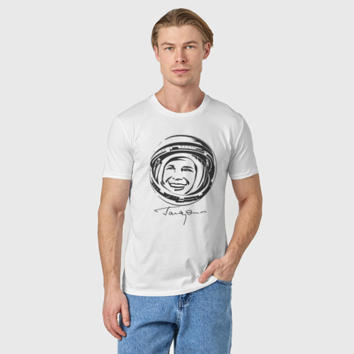 Мужская футболка хлопок с принтом Юрий Гагарин День Космонавтики, фото на моделе #1