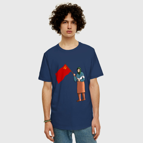 Мужская футболка хлопок Oversize с принтом БАБУШКА С ФЛАГОМ | СССР, фото на моделе #1