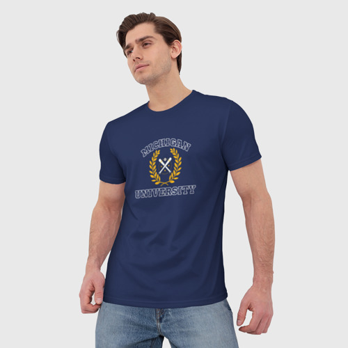 Мужская футболка 3D с принтом Michigan University - лого американского университета на синем, фото на моделе #1