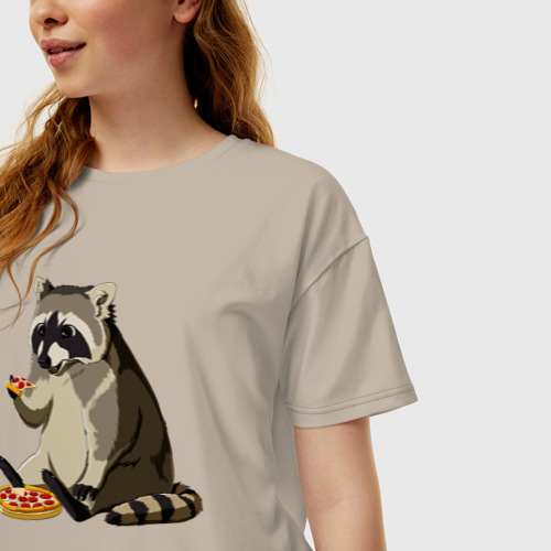 Женская футболка oversize с принтом Енот кушает пиццу, фото на моделе #1