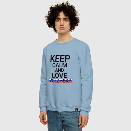 Мужской свитшот с принтом Keep calm Volzhsky (Волжский), фото на моделе #1