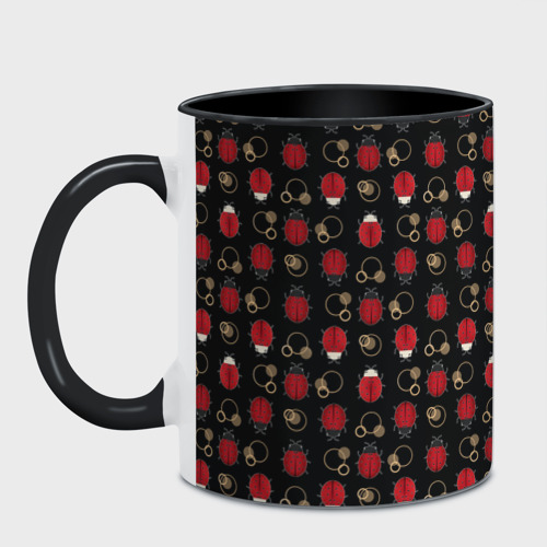Кружка с полной запечаткой с принтом Красные Божьи коровки на черном фоне ladybug, фото на моделе #1