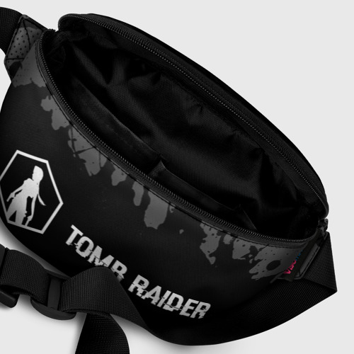 Поясная сумка 3D с принтом Tomb Raider glitch на темном фоне: надпись и символ, фото #6