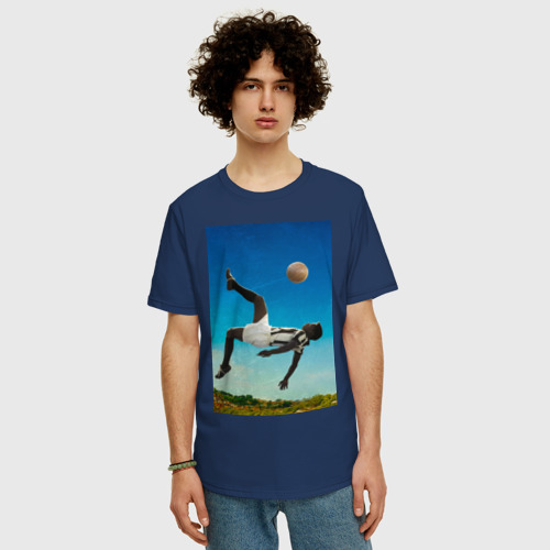 Мужская футболка хлопок Oversize с принтом Удар Пеле, фото на моделе #1