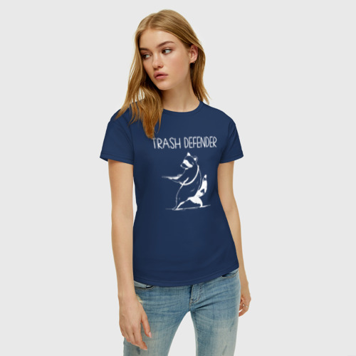 Женская футболка хлопок с принтом Енот защитник мусора, фото на моделе #1