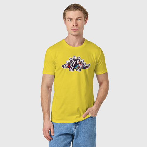 Мужская футболка хлопок с принтом Разноцветный скелет динозавра трицератопс, фото на моделе #1