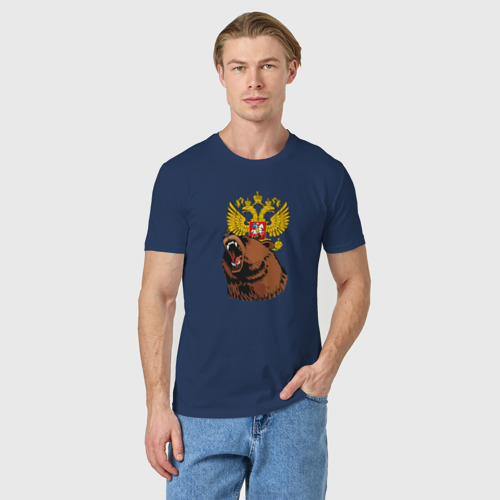 Мужская футболка хлопок с принтом Патриотичный медведь на фоне герба, фото на моделе #1