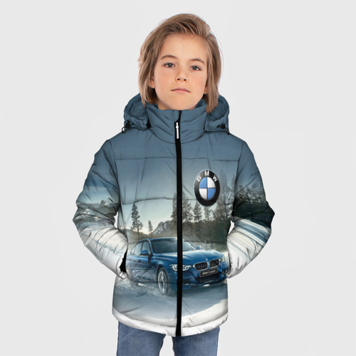 Зимняя куртка для мальчиков 3D с принтом Крутая бэха мчится по лесной дороге, фото на моделе #1