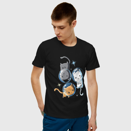 Мужская футболка с принтом Три кота в безвоздушном пространстве, фото на моделе #1
