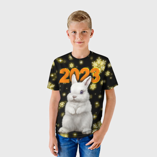 Детская футболка 3D с принтом Кролик 2023 в золотых снежинках, фото на моделе #1