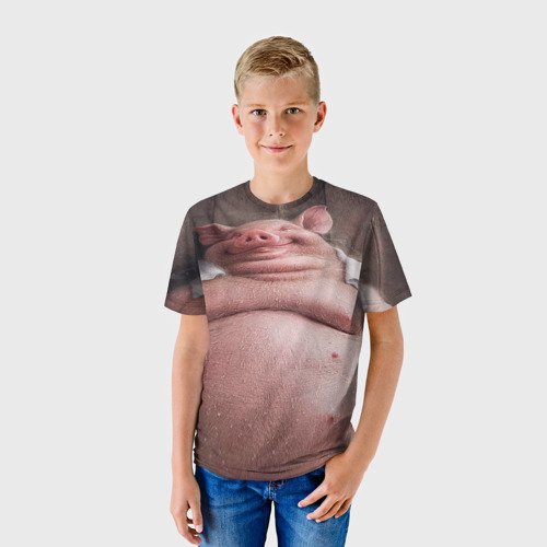 Детская футболка 3D с принтом Свинья сидит в сауне кайфует, фото на моделе #1
