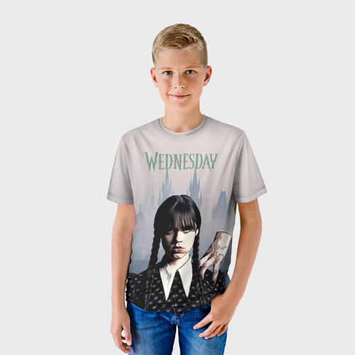 Детская футболка 3D с принтом Уэнсдей Аддамс и рука на фоне замка, фото на моделе #1