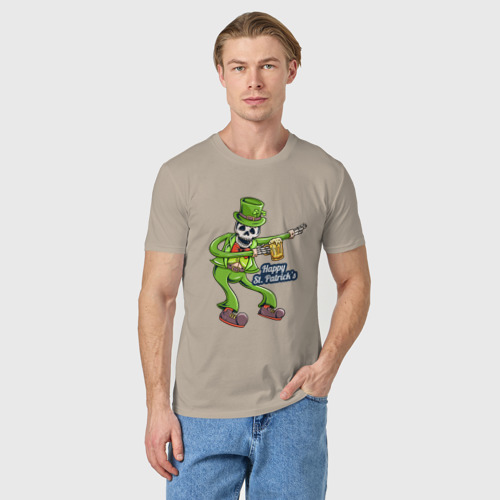 Мужская футболка хлопок с принтом Скелет с кружкой пива, фото на моделе #1