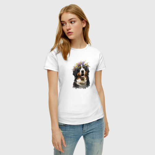 Женская футболка хлопок с принтом Бернский зенненхунд в венке из цветов, фото на моделе #1